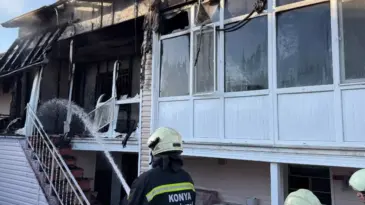 Eski eşi ile komşularını darbedip, evi yaktı