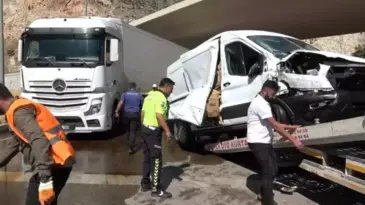 Amasya’da Tır ile Kamyonet Çarpıştı