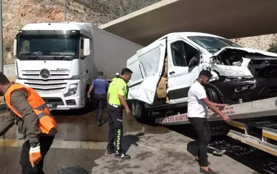 Amasya’da Tır ile Kamyonet Çarpıştı