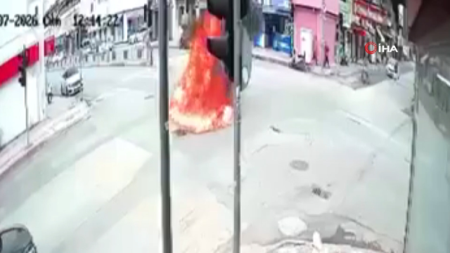 Zabıtanın uyarısı sonrası krize girdi, sokak ortasında benzinle kendini yaktı